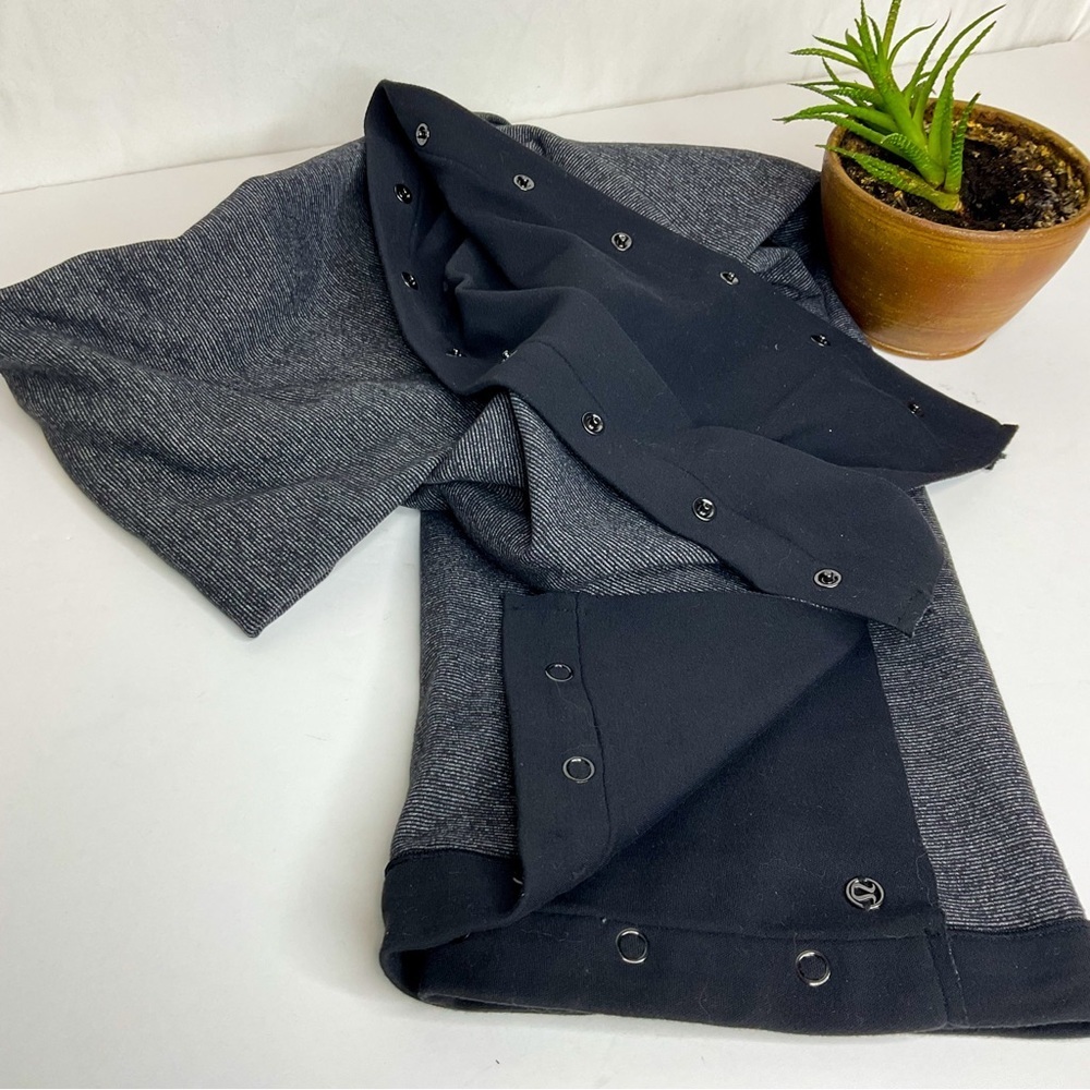 LULULEMON ATHLETICA Reversible Stylish Black and Gray Snap Button Scarf